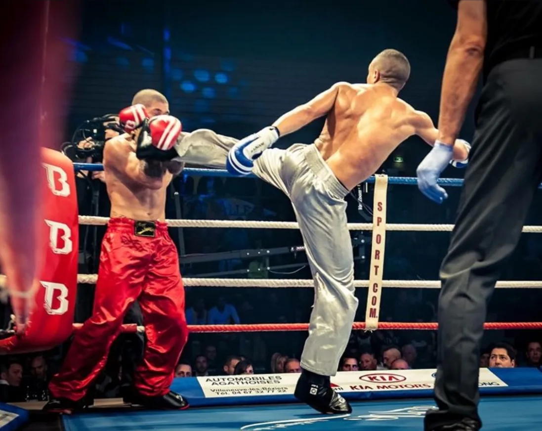 Nacer El Hailoufi lançant un coup de pied en combat de Full-Contact