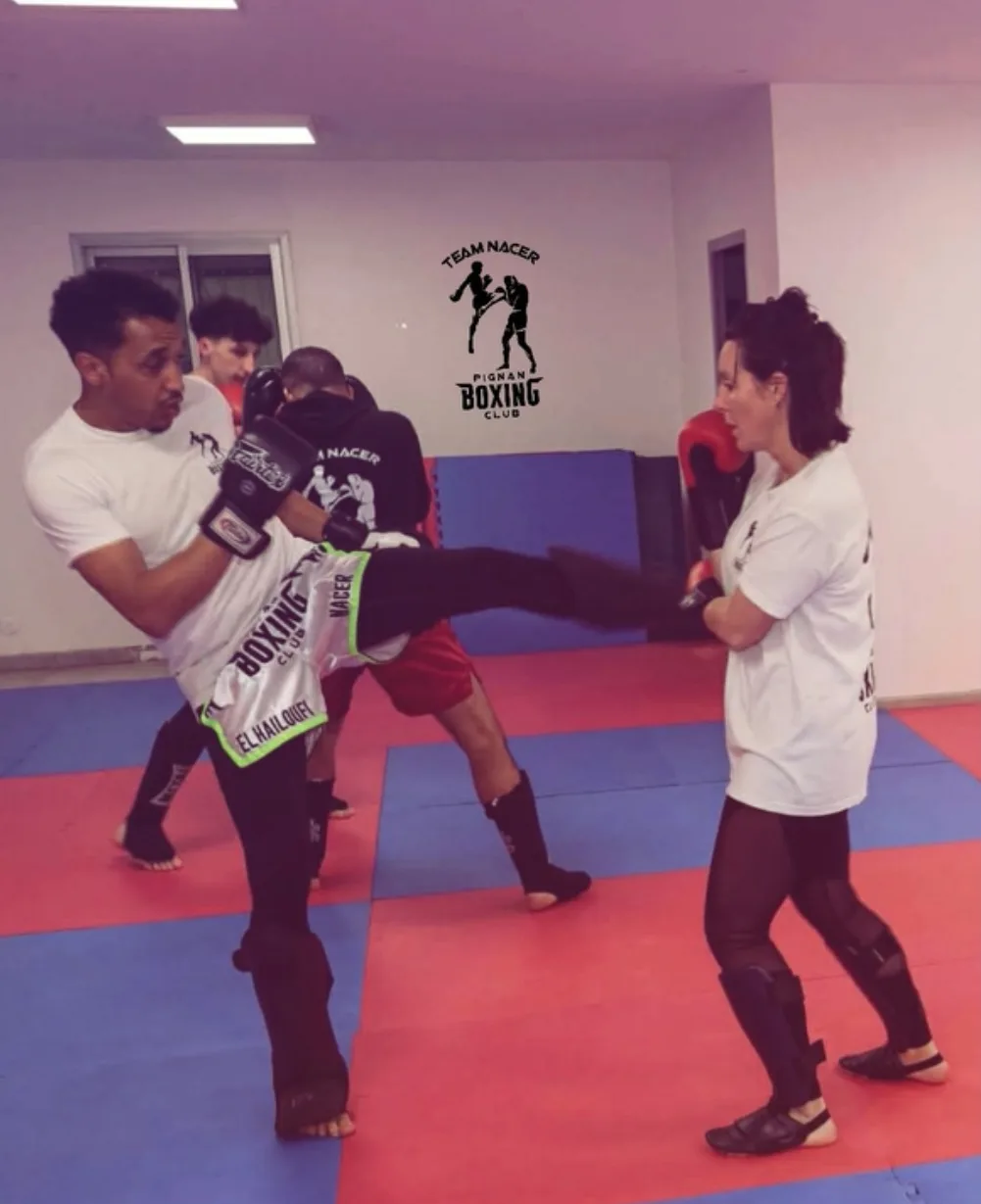 cours de Full-Contact au Pignan Boxing Club : le coach travaille un coup de pied face à une pratiquante